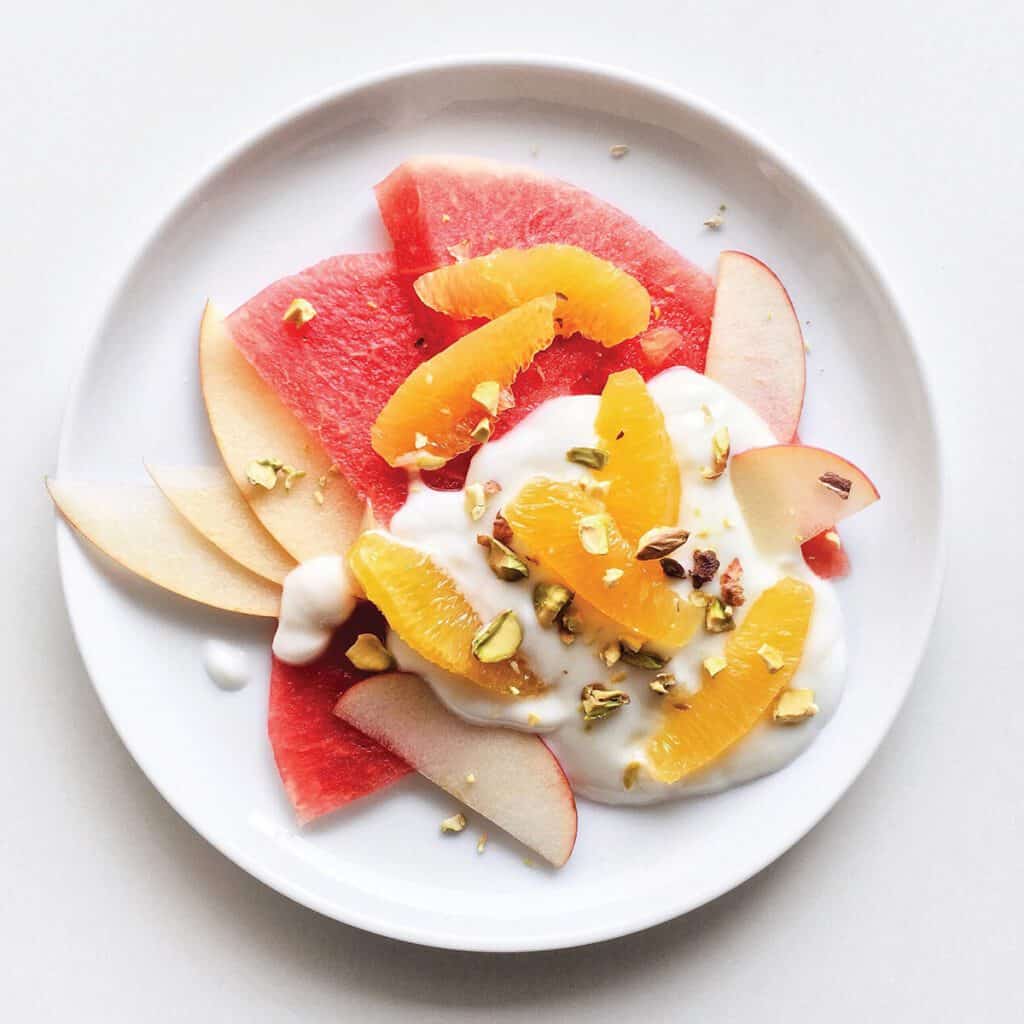 health in a minute | healthy fruit and yogurt on a plate